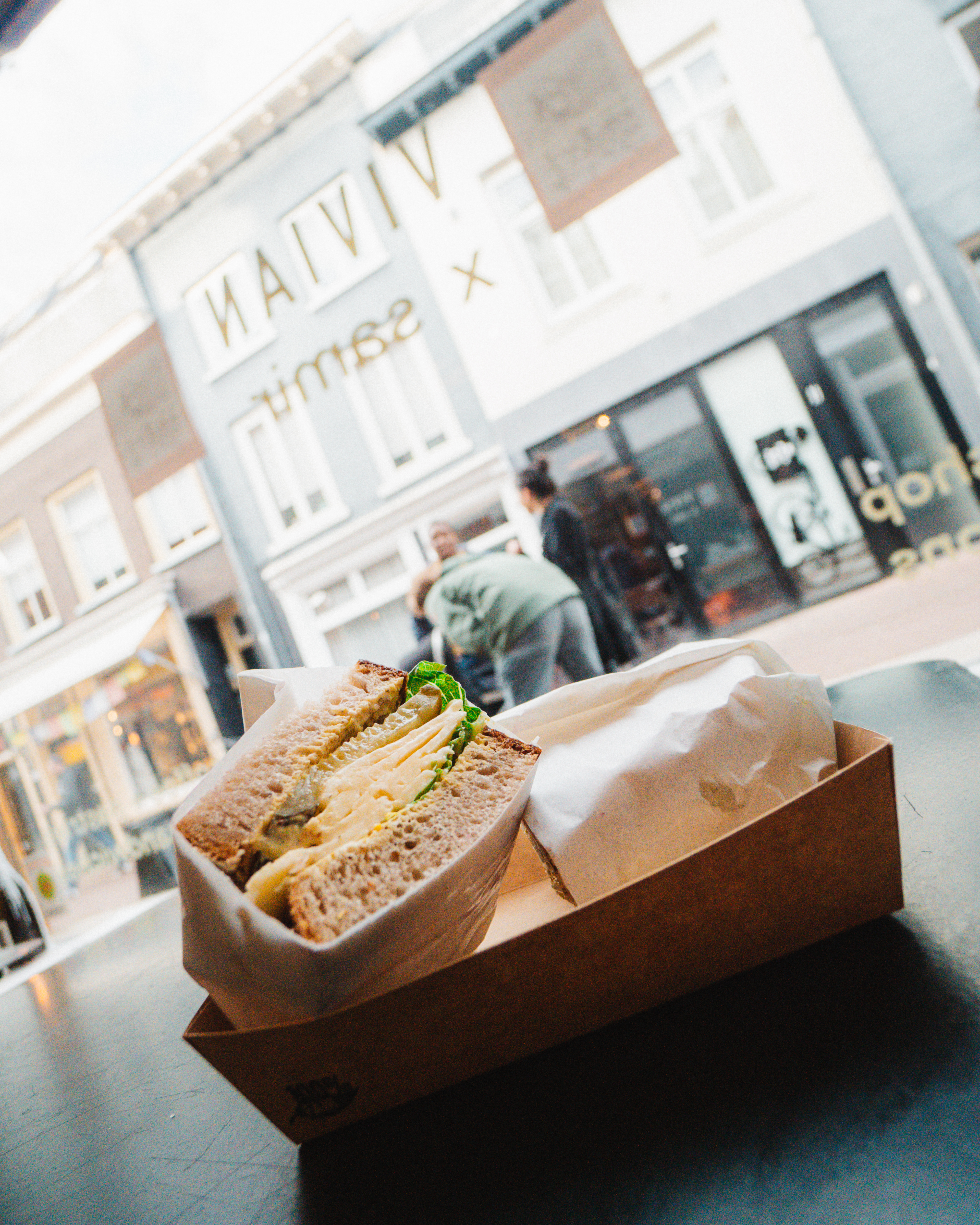 broodje met kaas, augurk, mostermayo